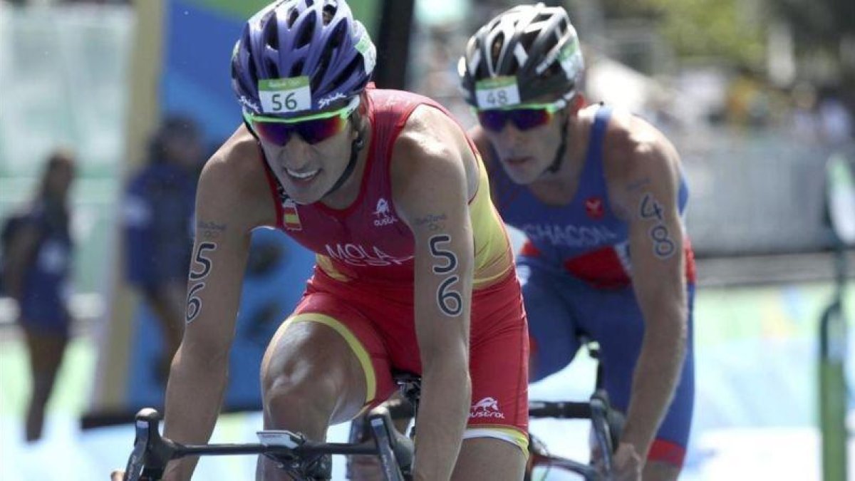 Mola, con el costarricense Chacón, en el sector ciclista del triatlón.