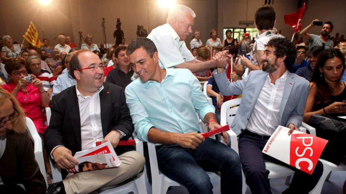 El candidato del PSC a la presidencia de la Generalitat, Miquel Iceta charla con Sánchez.