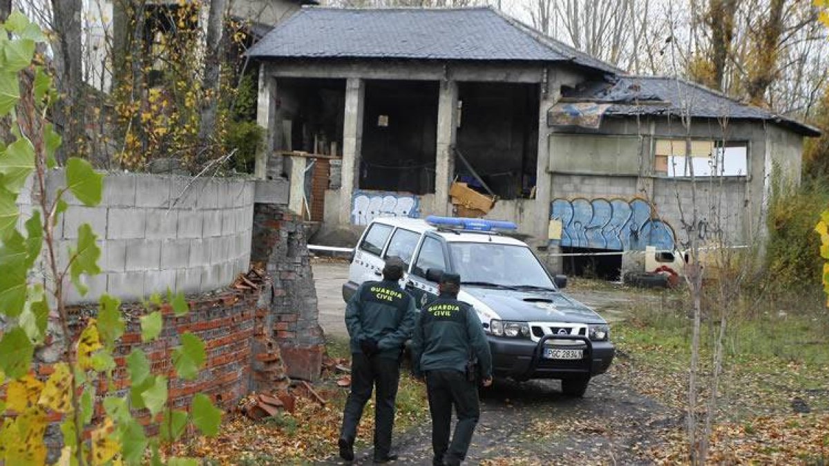 brutal suceso: Un hombre descuartiza a su pareja de 42 años en Bembibre y  esparce los trozos en unas maletas