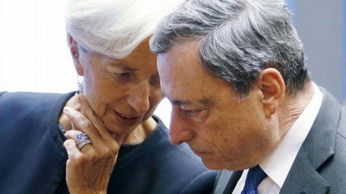 La directora gerente del FMI, Christine Lagarde, habla con el presidente del BCE, Mario Draghi, en Luxemburgo.