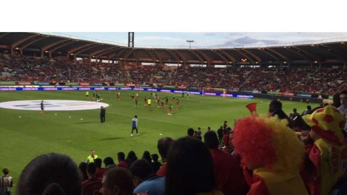 La afición llena el estadio reino de León mientras La Roja calienta en el césped