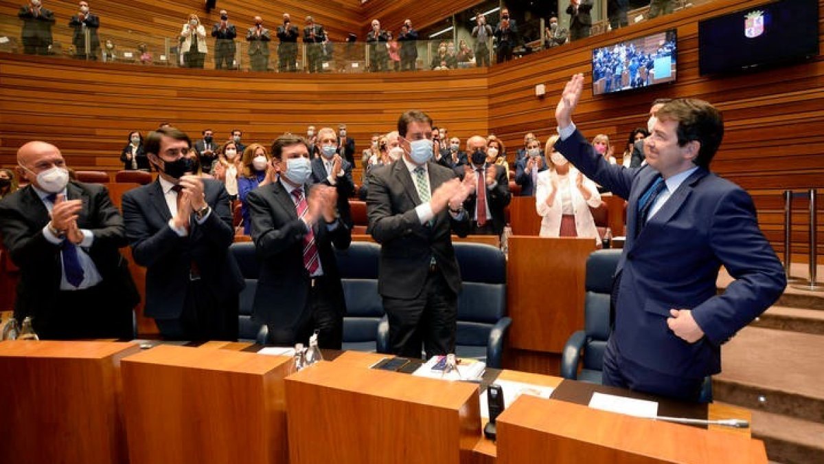 Mañueco es aplaudido tras su discurso de investidura el pasado martes. NACHO GALLEGO