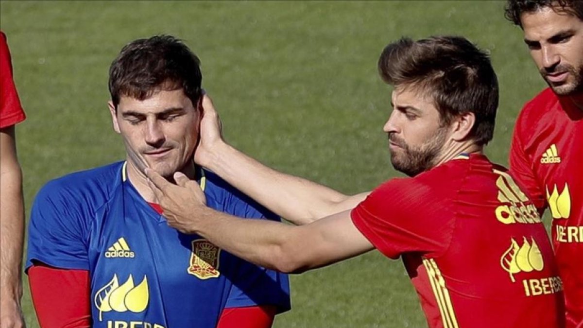 Piqué hace una carantoña a Casillas durante un entrenamiento en la pasada Eurocopa.