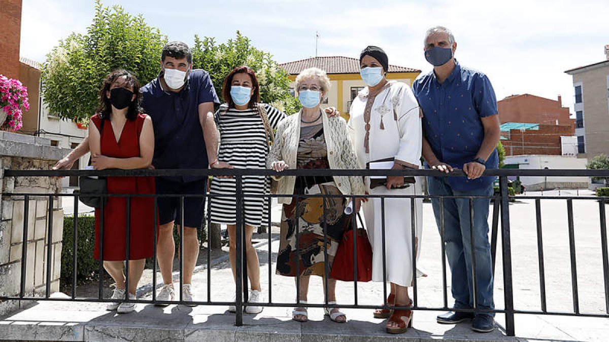 Reyes Morán Fuertes, José Carlos Nieto, Ana María Fuertes, María Jesús García, Najjate Ezzity Jad y Alberto Ares, ayer en la plaza de Veguellina. MARCIANO PÉREZ