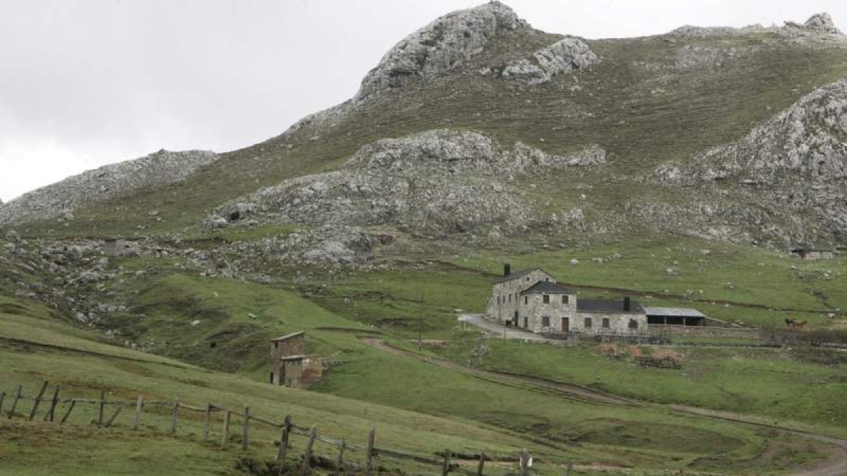 Al fondo, la Casa de Mieres en el puerto de Pinos. RAMIRO