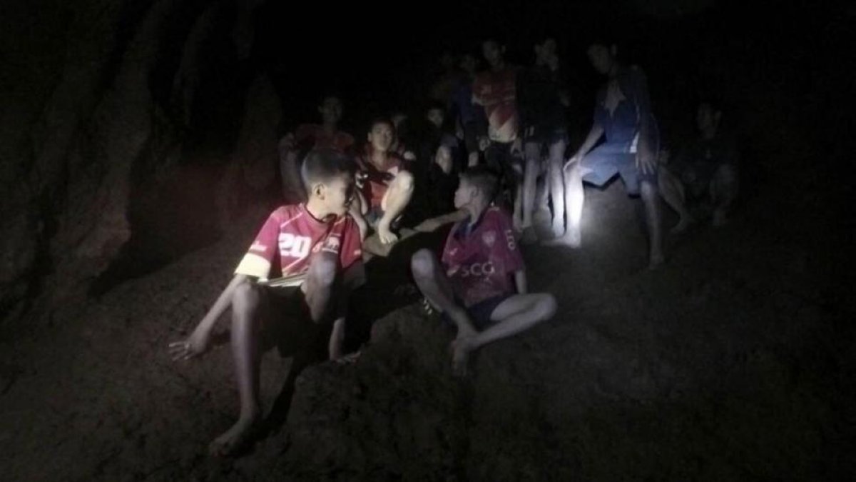 Encuentran a los 13 niños desaparecidos en Tailandia tras pasar nueve días en una cueva inundada.