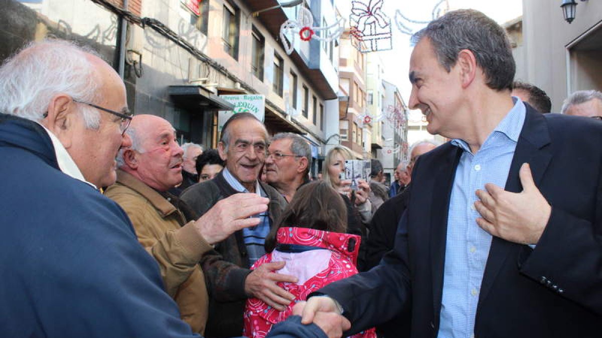 Zapatero sale del Teatro Municipal de La Bañeza aclamado por vecinos, alcaldes y concejales del PSOE de León. A. VALENCIA