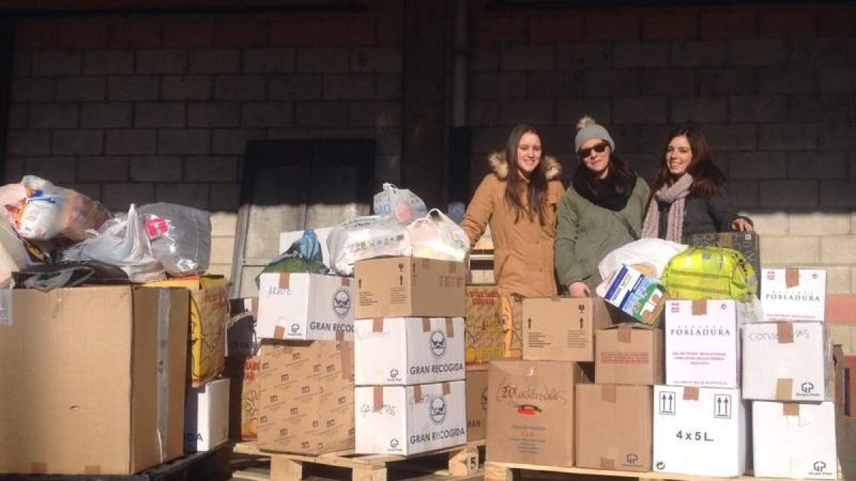 Algunas de las componentes de la asociación Asjuvi posan con los alimentos recogidos.