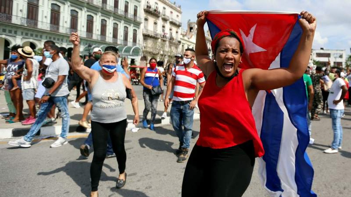 Un grupo de manifestantes en La Habana contra las políticas del Gobierno. ERNESTO MASTRASCUSA