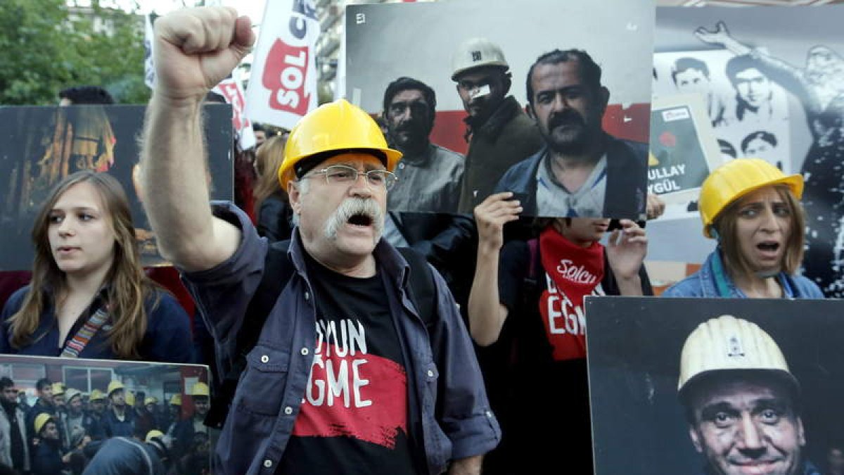 Manifestación celebrada en Estambul para denunciar la tragedia de la mina de Soma.