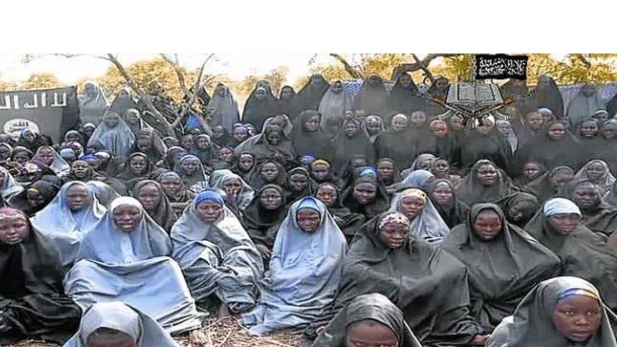 Imagen del vídeo que Boko Haram dio a conocer el pasado mes de mayo con parte de la niñas secuestradas.