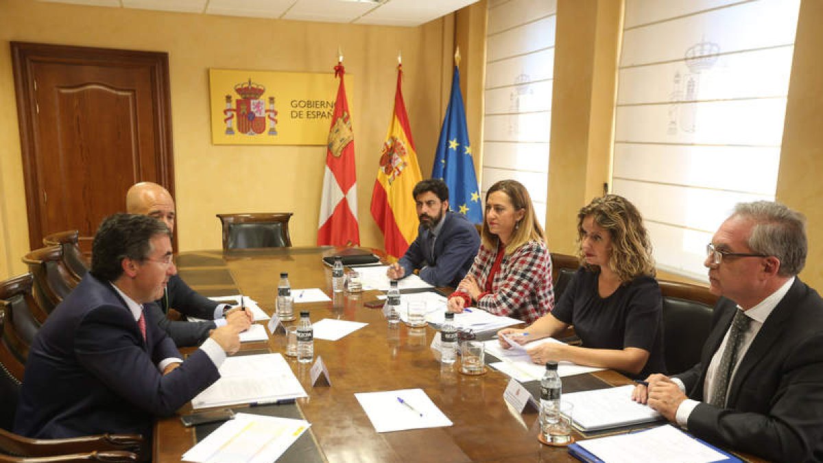 Reunión de la Comisión Bilateral que forman Gobierno de España y Junta para el Seguimiento del Plan Estatal de Vivienda. DOS SANTOS