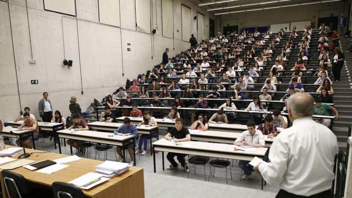 Jóvenes preuniversitarios realizan el examen selectivo.