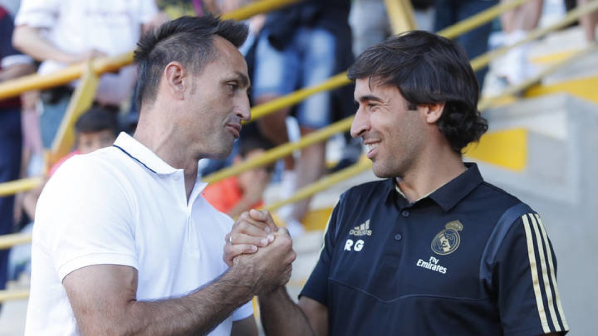 José Manuel Aire, entrenador de laa Cultural, con el histórico Raúl, ahora entrenador de Real Madrid Castilla. JESÚS F. SALVADORES