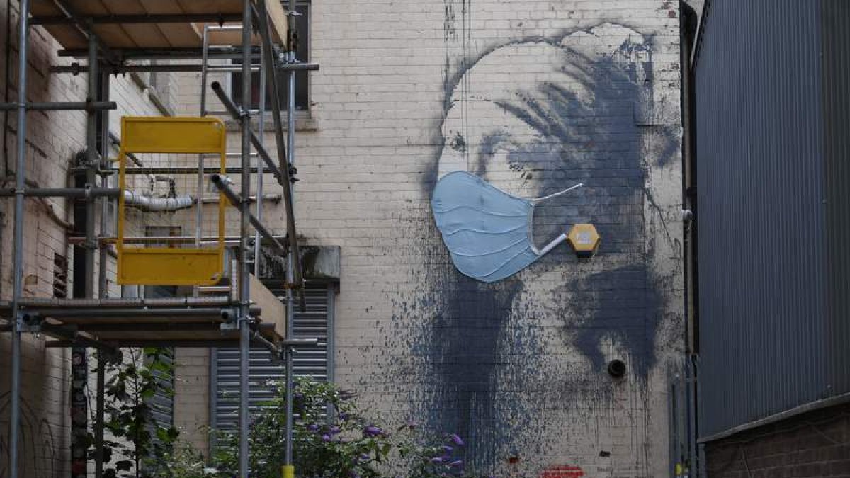 Un mural del reivindicativo artista Banksy en Bristol (Reino Unido). NEILL HALL