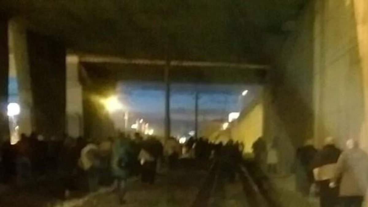 Una cámara de seguridad graba el momento en que se produce la explosión junto a un paso a nivel del metro de Estambul. Atentado en el metro de Estambul Pasajeros del metro de Estambul caminando por las vías.