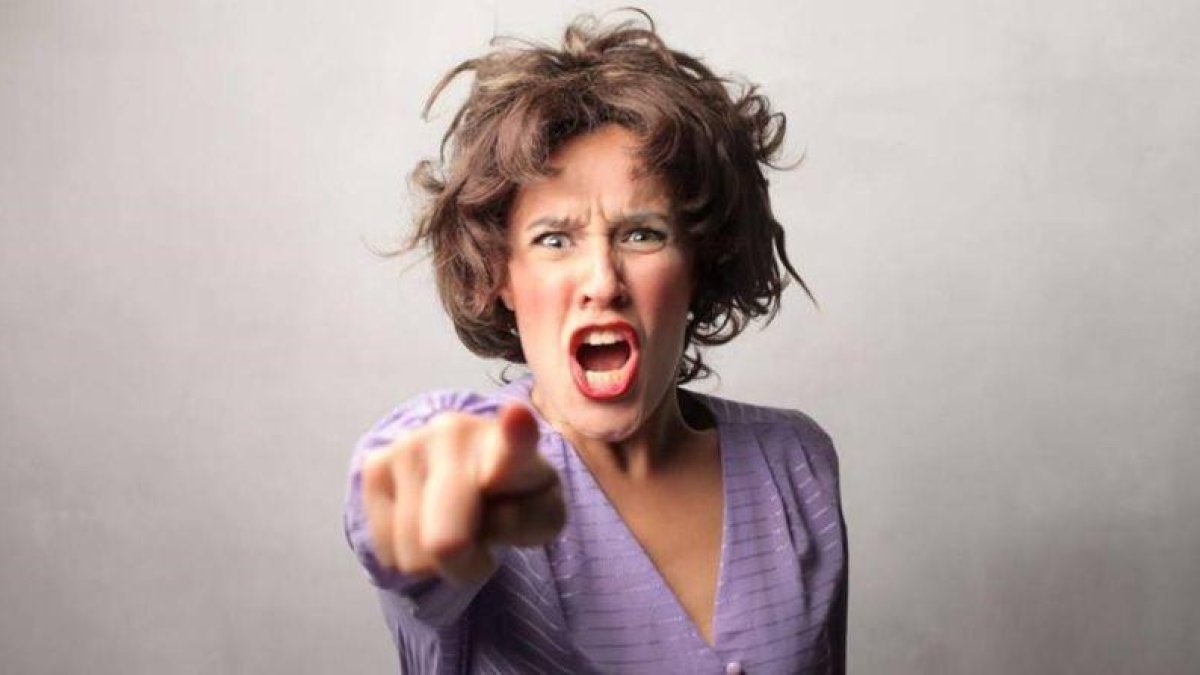 Una mujer enfadada gritando.