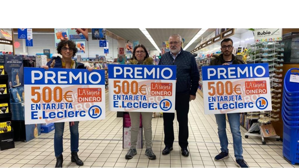 Manuel Rilo, con los ganadores de los vales. E. LECLERC