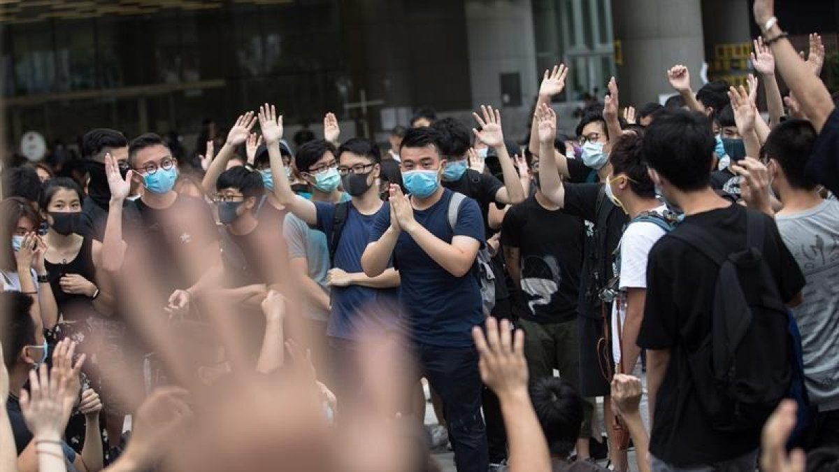 Manifestantes votan ocupar el vestíbulo del edificio en Hong Kong (China) durante una protesta en contra del proyecto de ley de extradición en Hong Kong (China), este lunes.