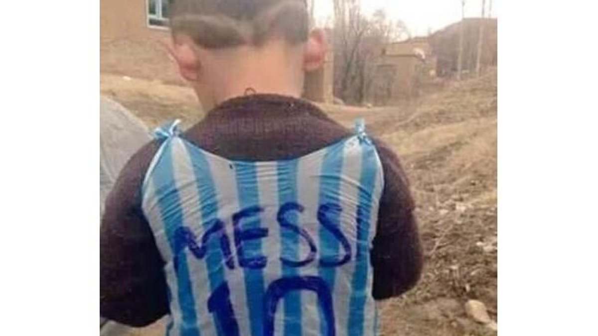 Un niño iraquí que se ha fabricado una camiseta de Messi con una bolsa de plástico emociona a las redes.