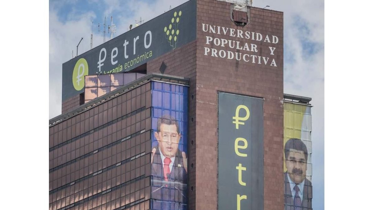 Afiches gigantes con la imagen de Chávez y Maduro y el logo de la criptomoneda Petro. M. GUTIÉRREZ