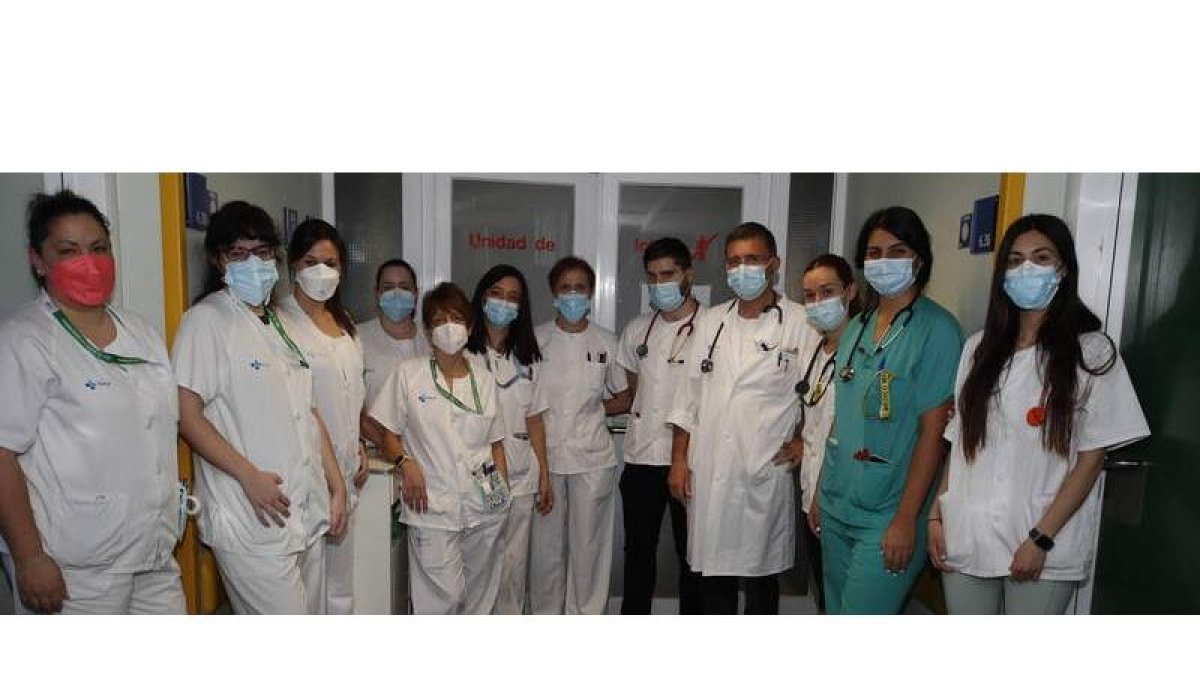 El personal sanitario de la Unidad de Ictus del Hospital, con Javier Tejada (cuarto por la derecha) al frente del equipo. RAMIRO