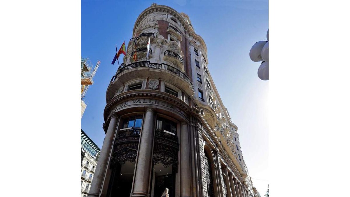 Imagen de la sede de CaixaBank en Valencia. MANUEL BRUQUE