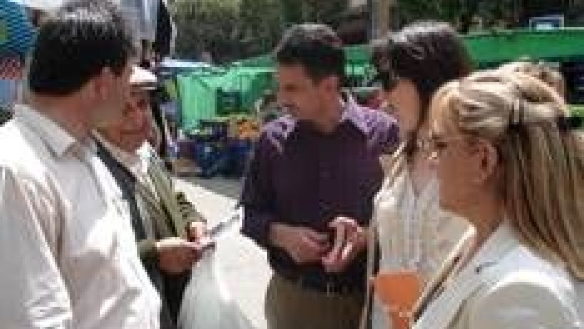 Isabel Carrasco conversa con varios vecinos durante su visita de ayer a Sahagún