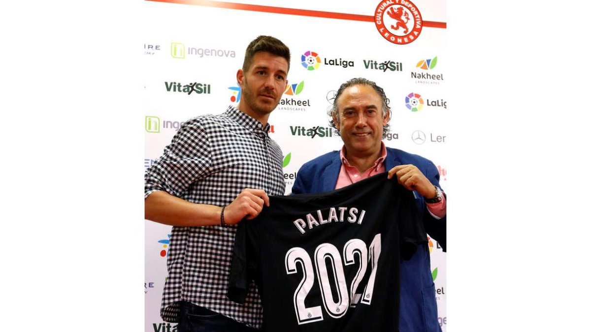 Jorge Palatsí y Felipe Llamazares, durante la presentación del acuerdo para renovar al futbolista. MARCIANO