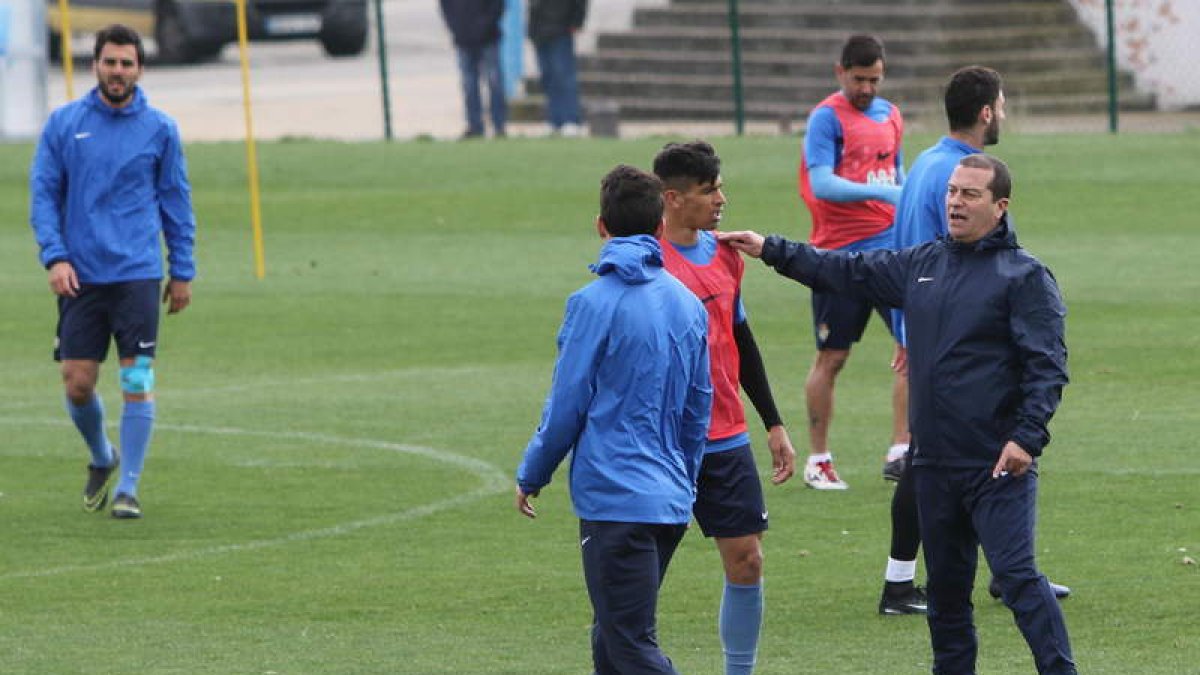 Álvarez Tomé, durante un entrenamiento al frente de la Deportiva. L. DE LA MATA