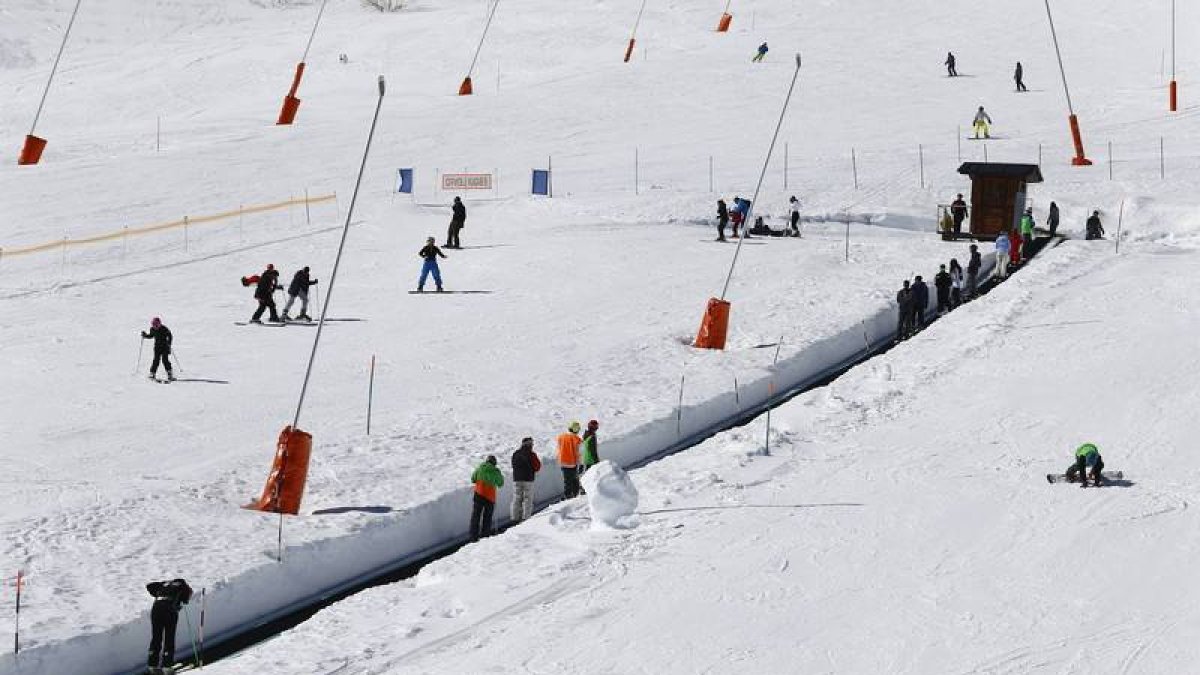 Pasillo de nieve en una de las cintas de San Isidro