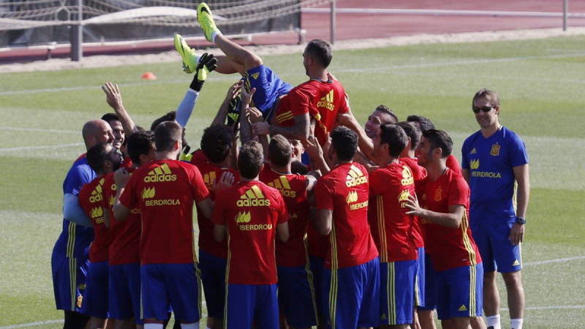 Los jugadores de la selección española mantean a Paco Alcácer para celebrar su veintitrés cumpleaños. SERGIO BARRENECHEA