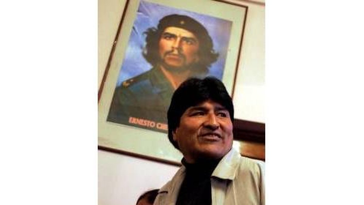 Evo Morales, con una imagen del Che Guevara a su espalda