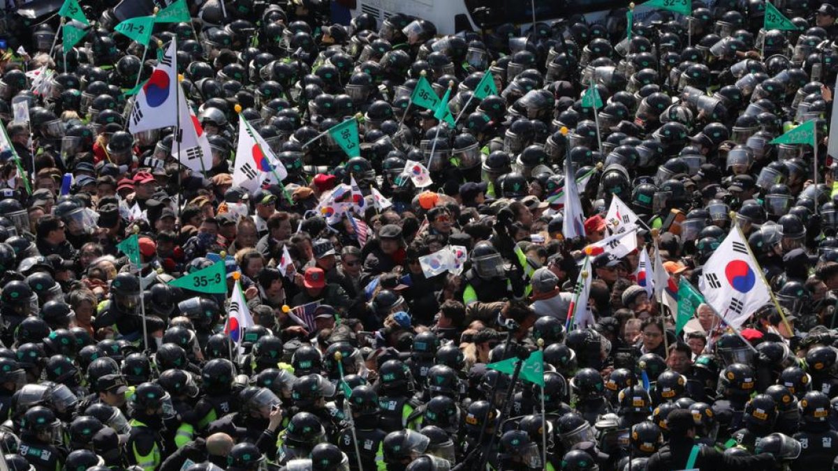 Partidarios de Park Geun-hye protestan frente a la sede del Constitucional, en Seúl.