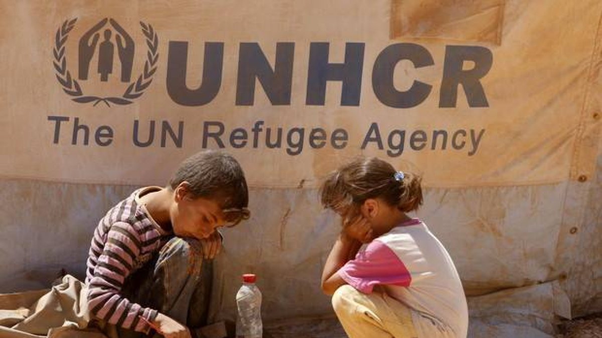 Dos niños sirios juegan en el campo de refugiados de Zaatari en Mafraq (Jordania), en una imagen de agosto del 2012.