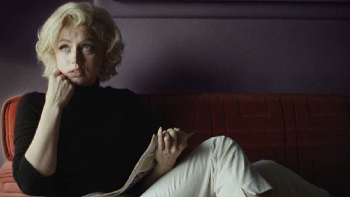 Ana de Armas, como la explosiva Marilyn Monroe y la frágil Norma Jean, en "Blonde". NETFLIX