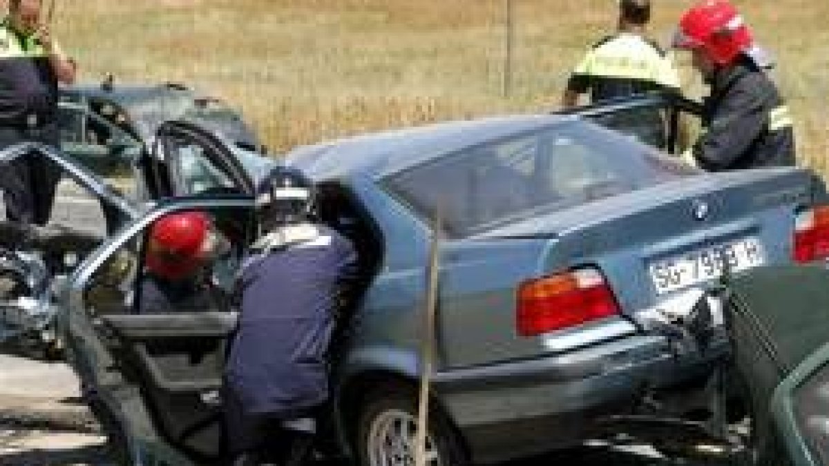 Los Bomberos tratan de sacar a una víctima en un accidente en Segovia