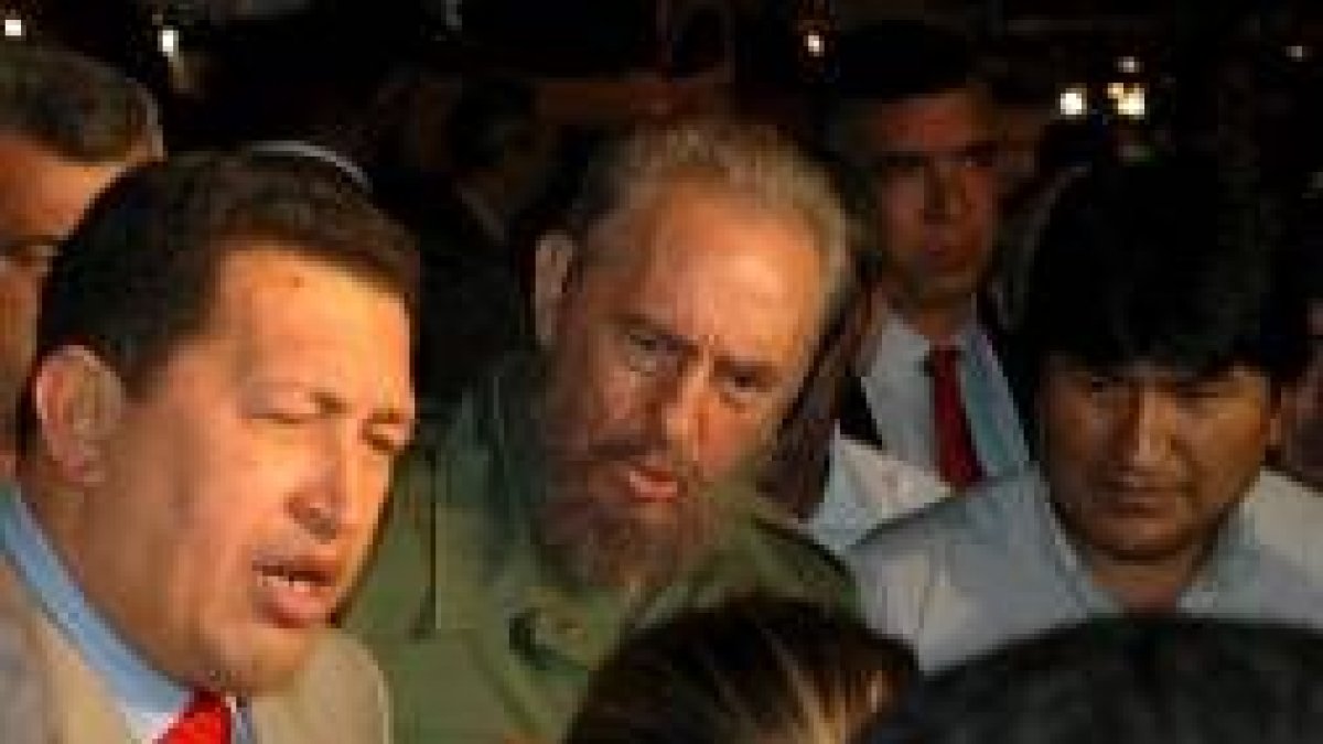 Castro, Morales y Chávez hablan con la prensa en el aeropuerto José Martí