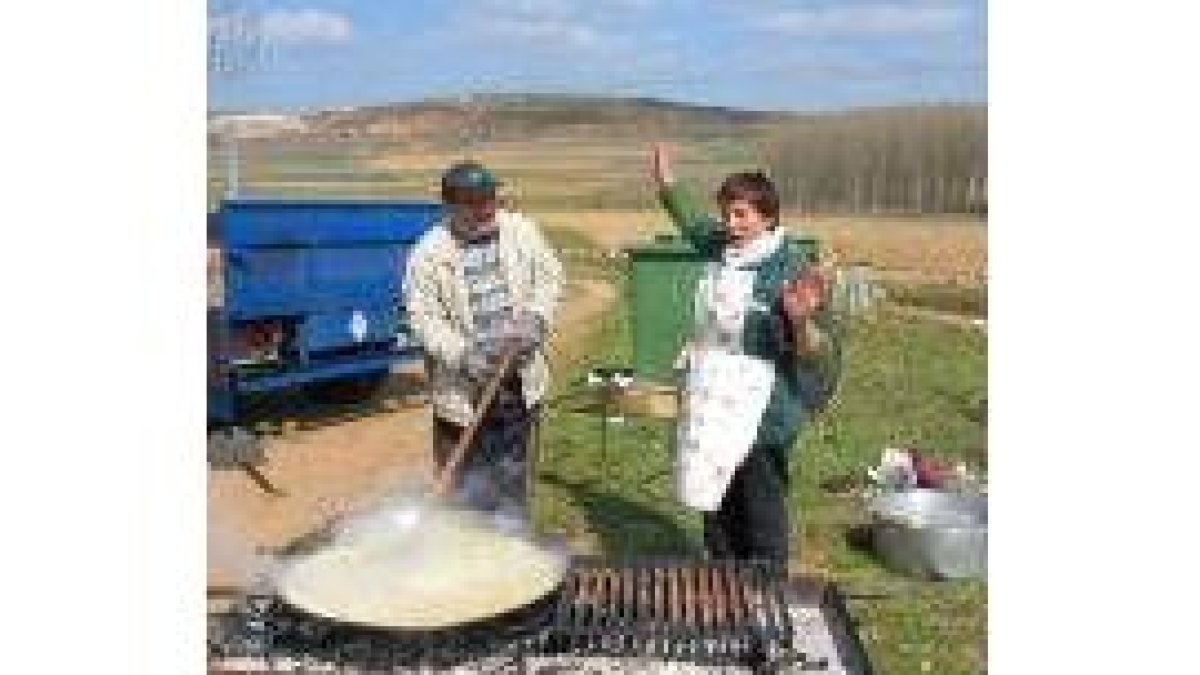 El buen humor reina en la preparación de las tortillas