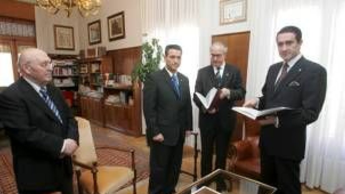 Isidro de Celis y su delegación, durante la visita a la Audiencia Provincial ayer