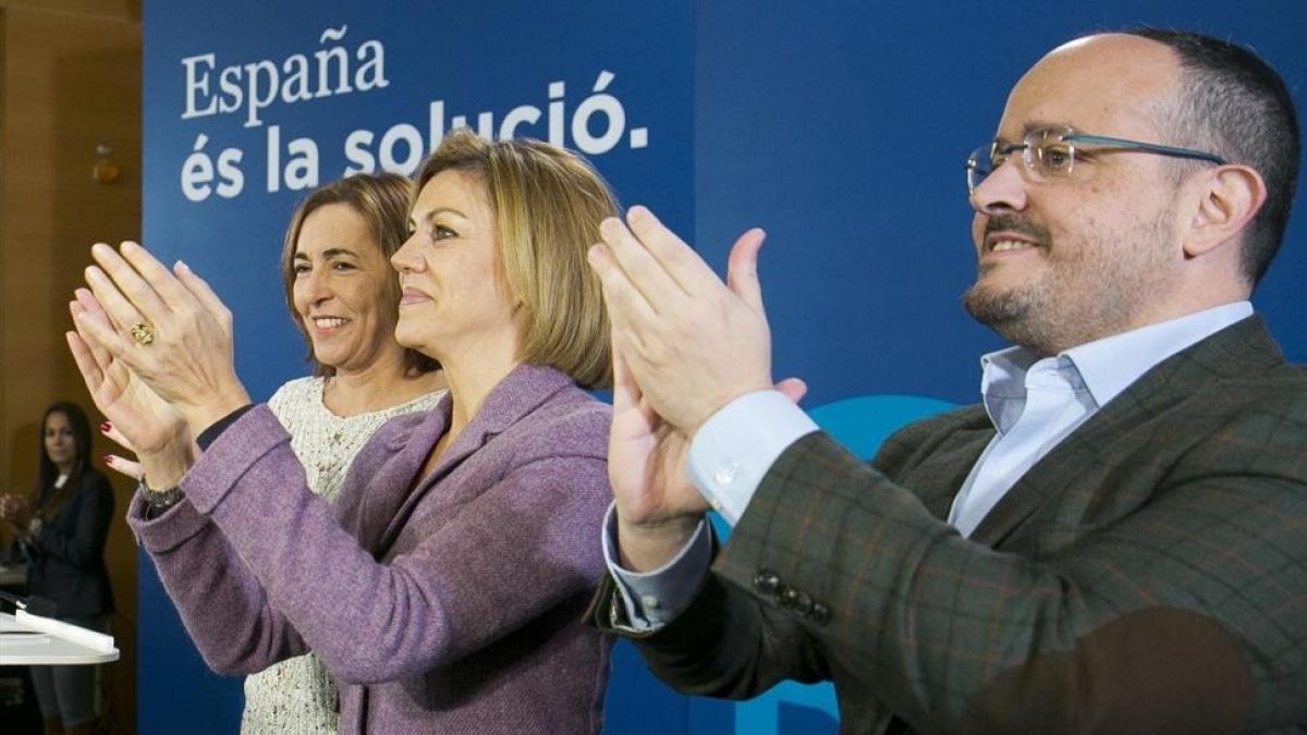 La secretaria general del PP, Dolores de Cospedal, en un acto en Calafell (Tarragona) para apoyar al cabeza de lista en la provincia, Alejandro Fernández.