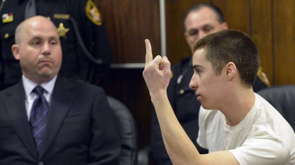 T.J. Lane le dedica un gesto obsceno a las familias de las víctimas durante el juicio, en Cleveland (Ohio), en marzo del 2013.