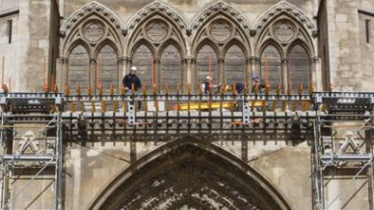 Unos trabajadores colocaban ayer una marquesina en la fachada Sur de la Catedral para «sondear