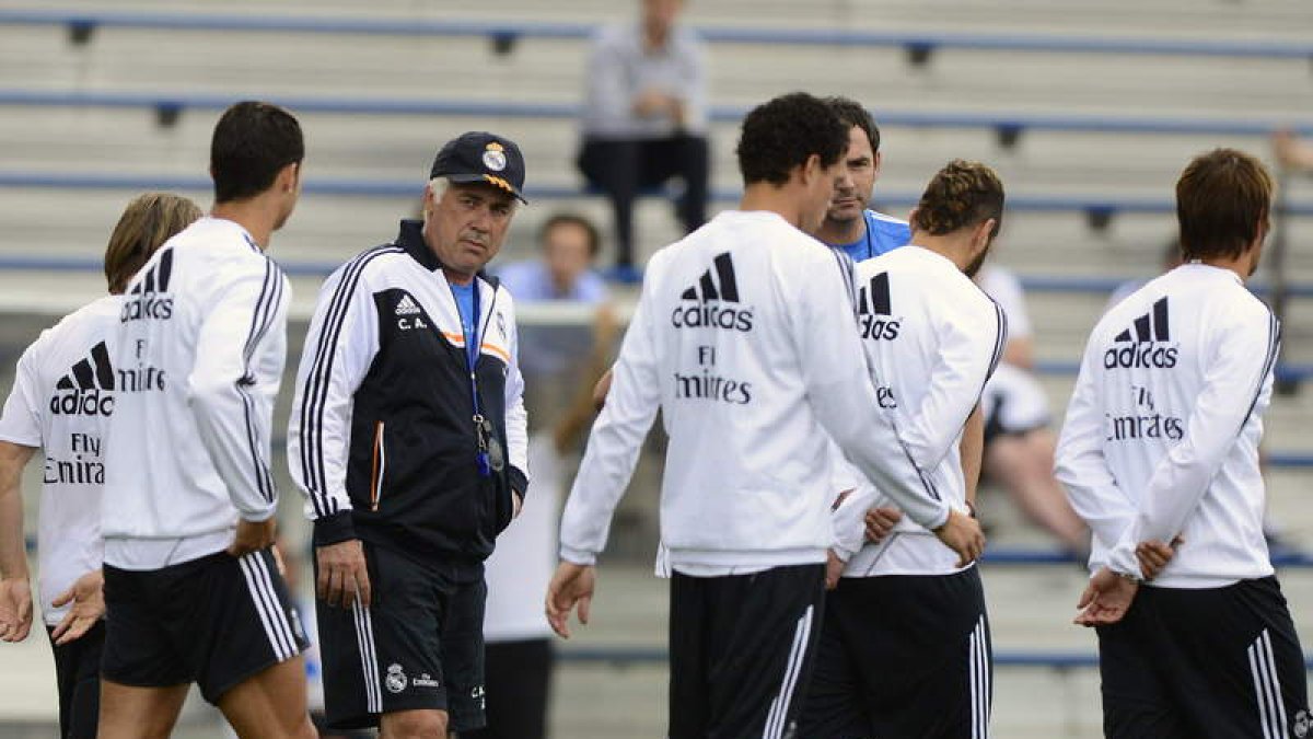 Carlo Ancelotti da instrucciones a sus jugadores durante un entrenamiento del Madrid.