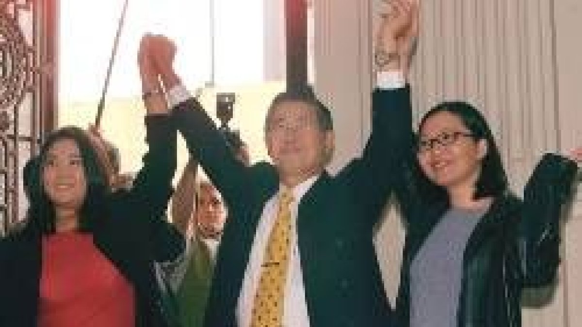 Fujimori levanta los brazos a sus hijas en las últimas elecciones del 2000