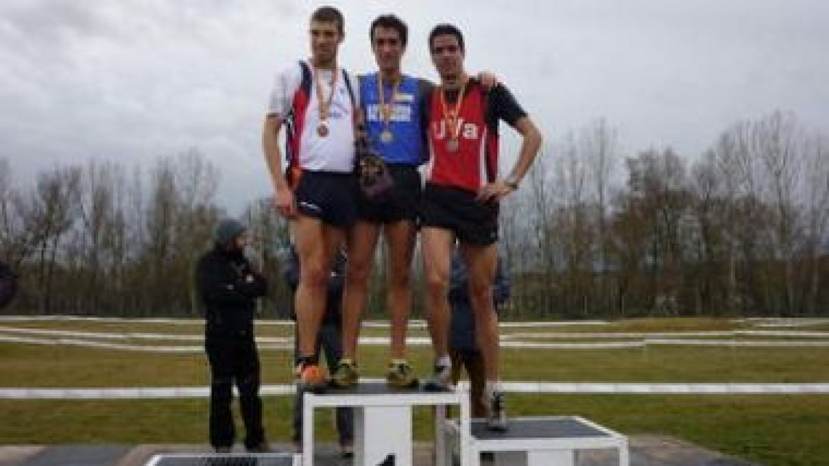 Eduardo Valcarce, primero por la izquierda, junto a los otros dos atletas que lograron medalla.