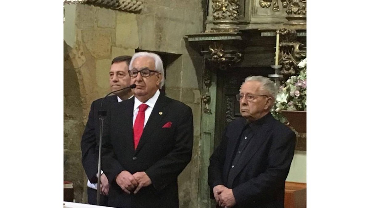 Don Enrique, el párroco del Mercado, escucha a Pablo San José durante el homenaje de la Cámara de Comercio