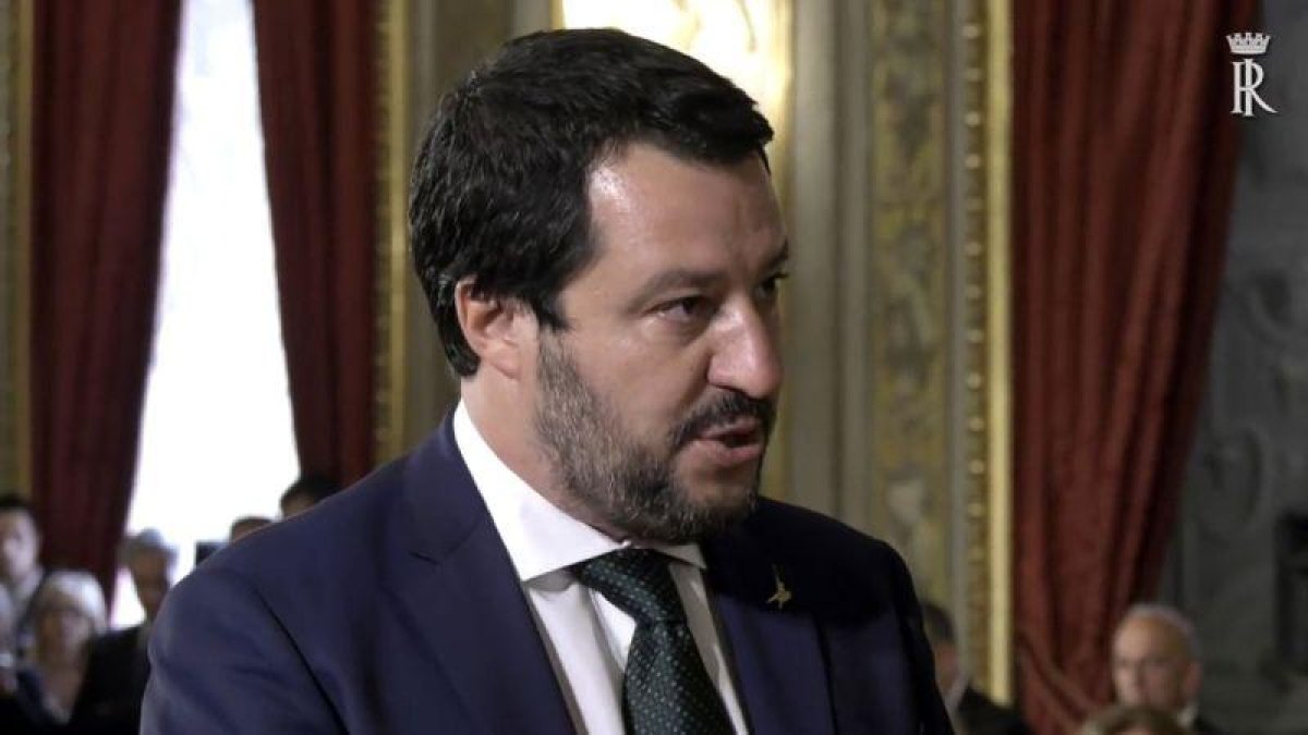 Salvini acusa a España de favorecer una inmigración fuera de control.