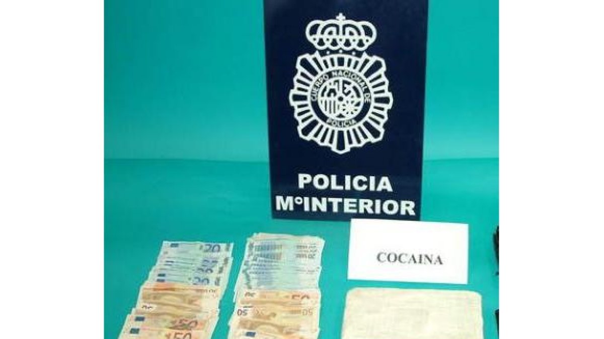 El kilo de cocaína y los 3.000 euros intervenidos.