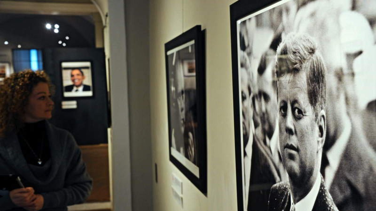 Foto de Kennedy en una exposición en Florencia.